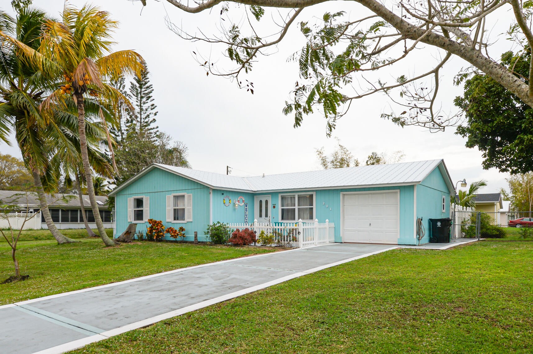 201 Thornhill Dr, Fort Pierce FL  34984-4467 exterior