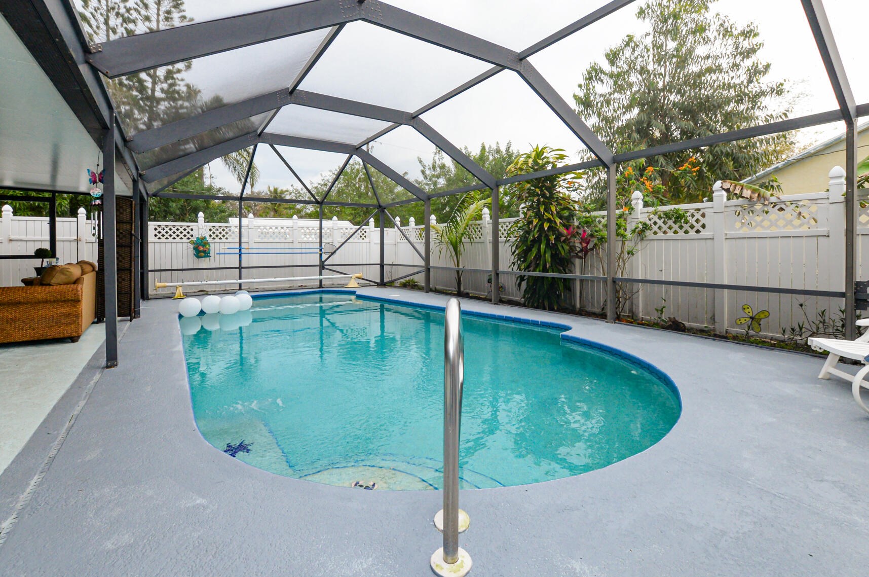 201 Thornhill Dr, Fort Pierce FL  34984-4467 exterior