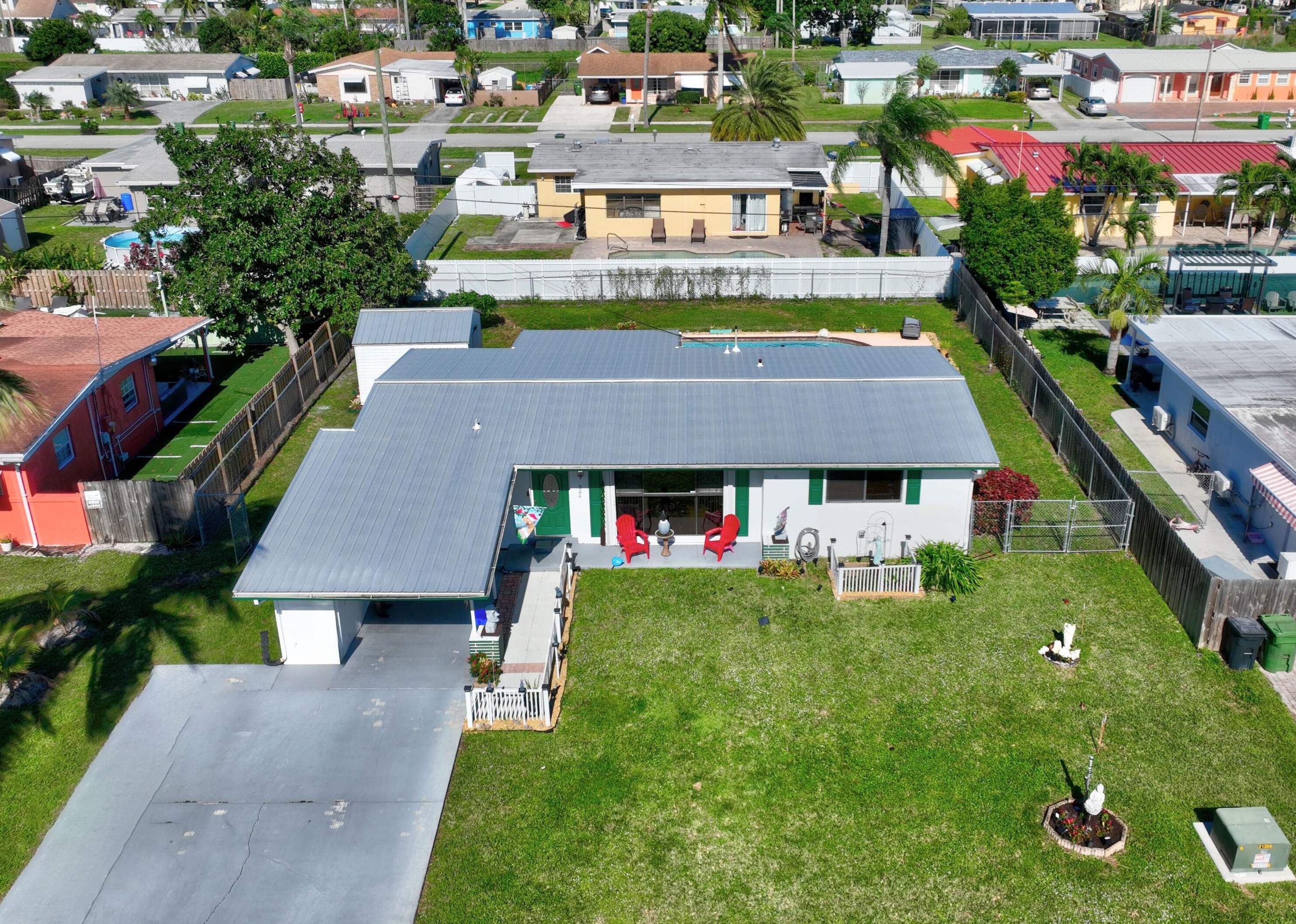 324 Lake Rd, Lake Worth FL  33461-1810 exterior