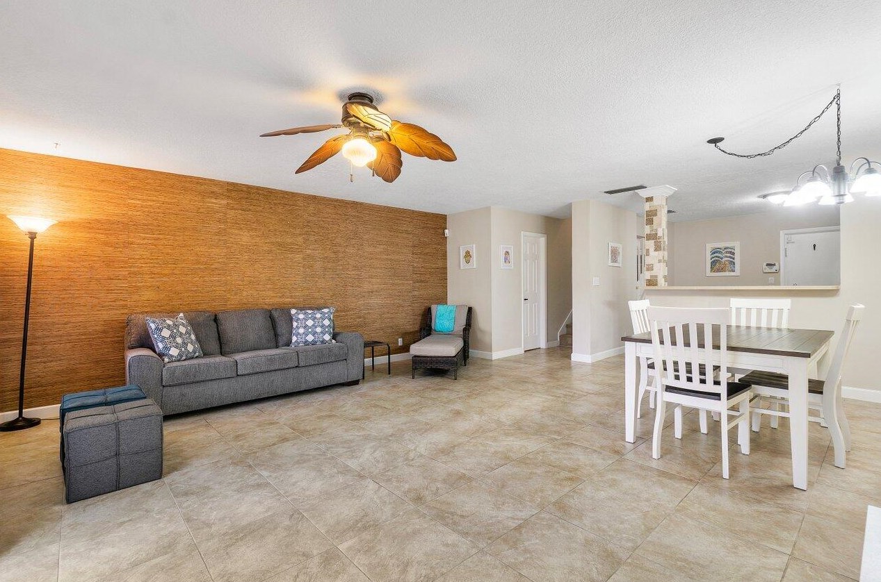 21092 Las Brisas Cir, Boca Raton FL  33433-4820 exterior