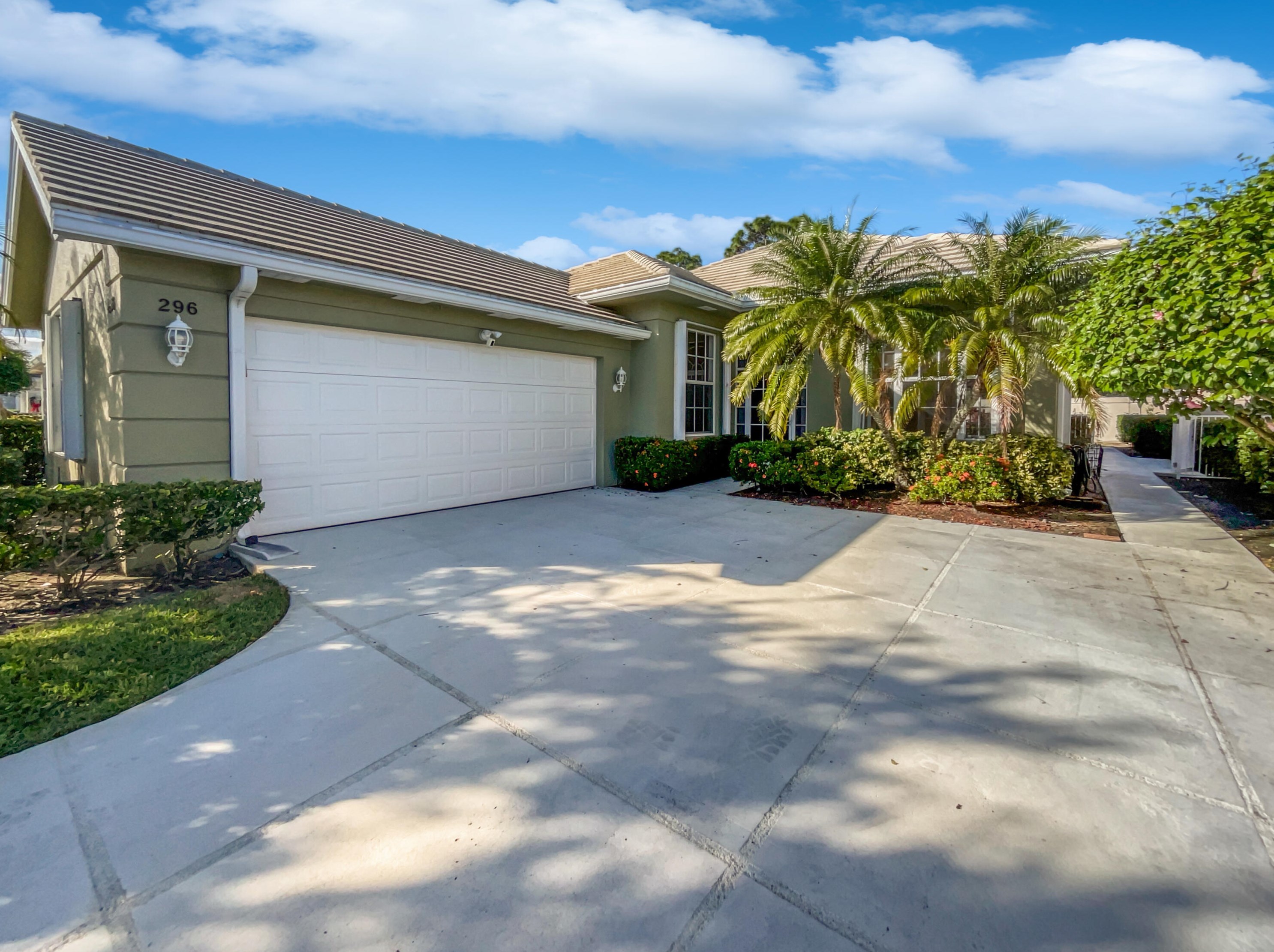 296 Bentley Cir, Fort Pierce FL  34986-2456 exterior