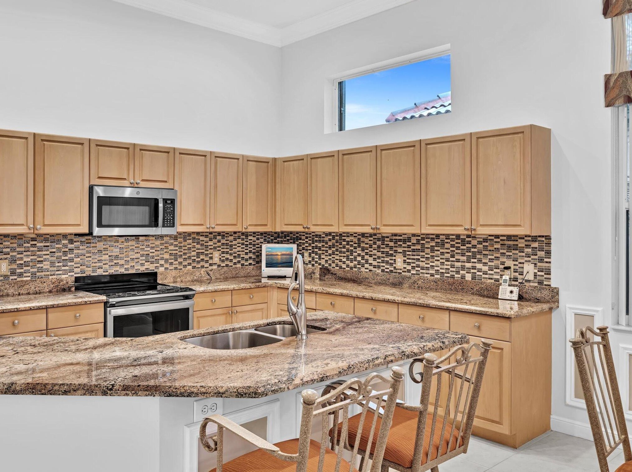 6910 Fairway Lk Dr, Boynton Beach FL 33472-6807 exterior