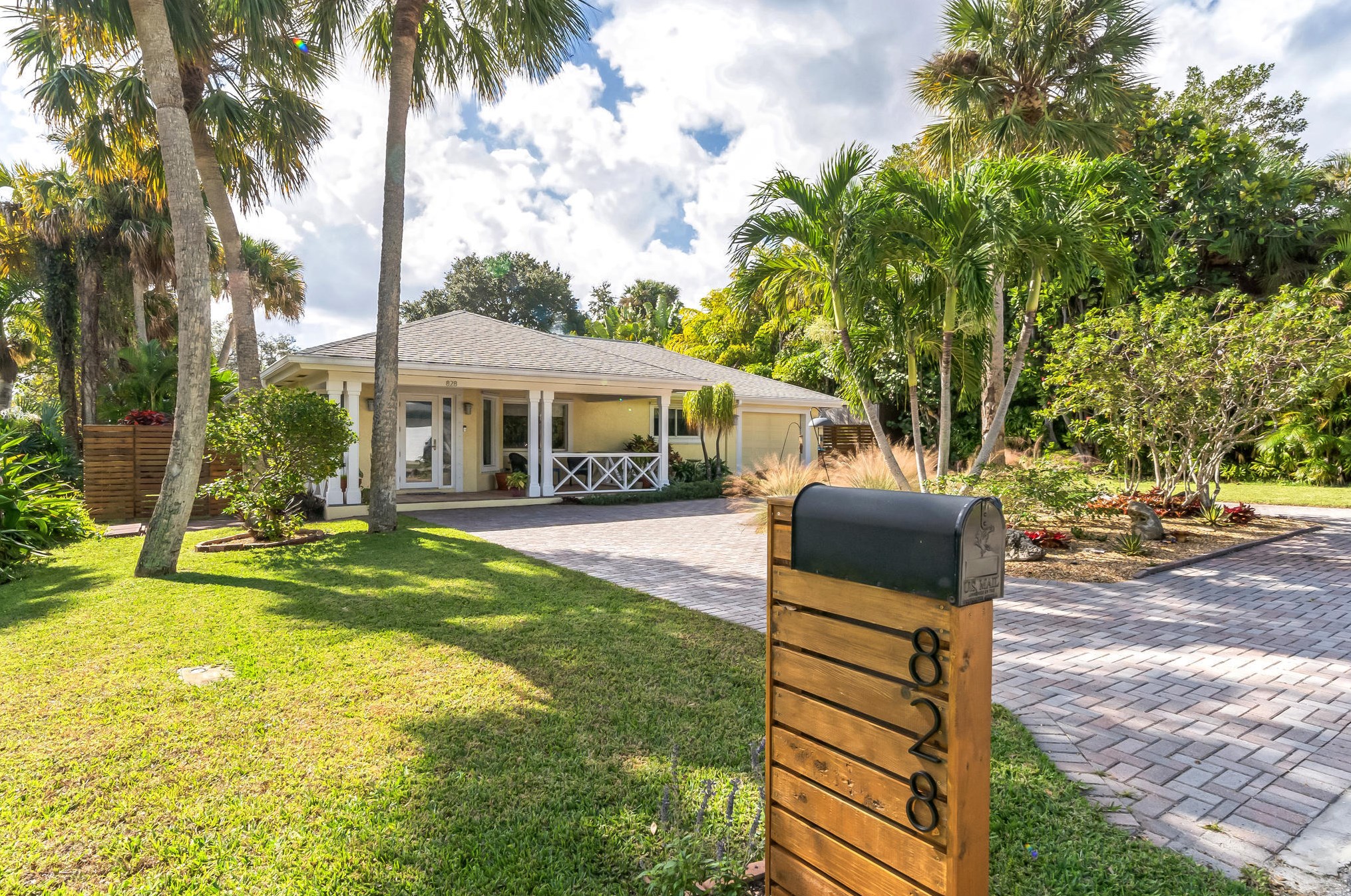 828 Weir St, Stuart FL  34994-2440 exterior