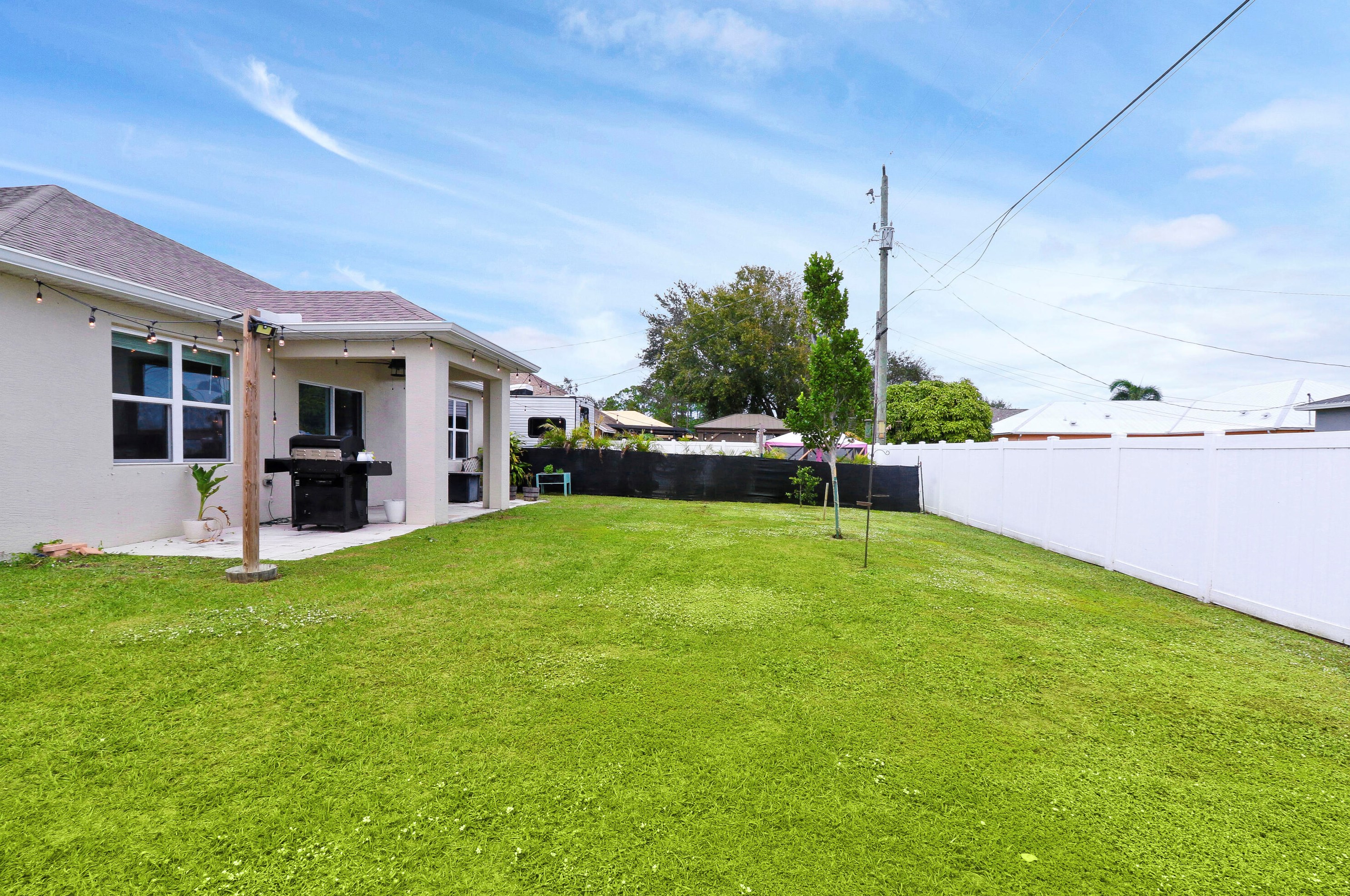 230 Milburn Cir, Fort Pierce FL  34953-5509 exterior