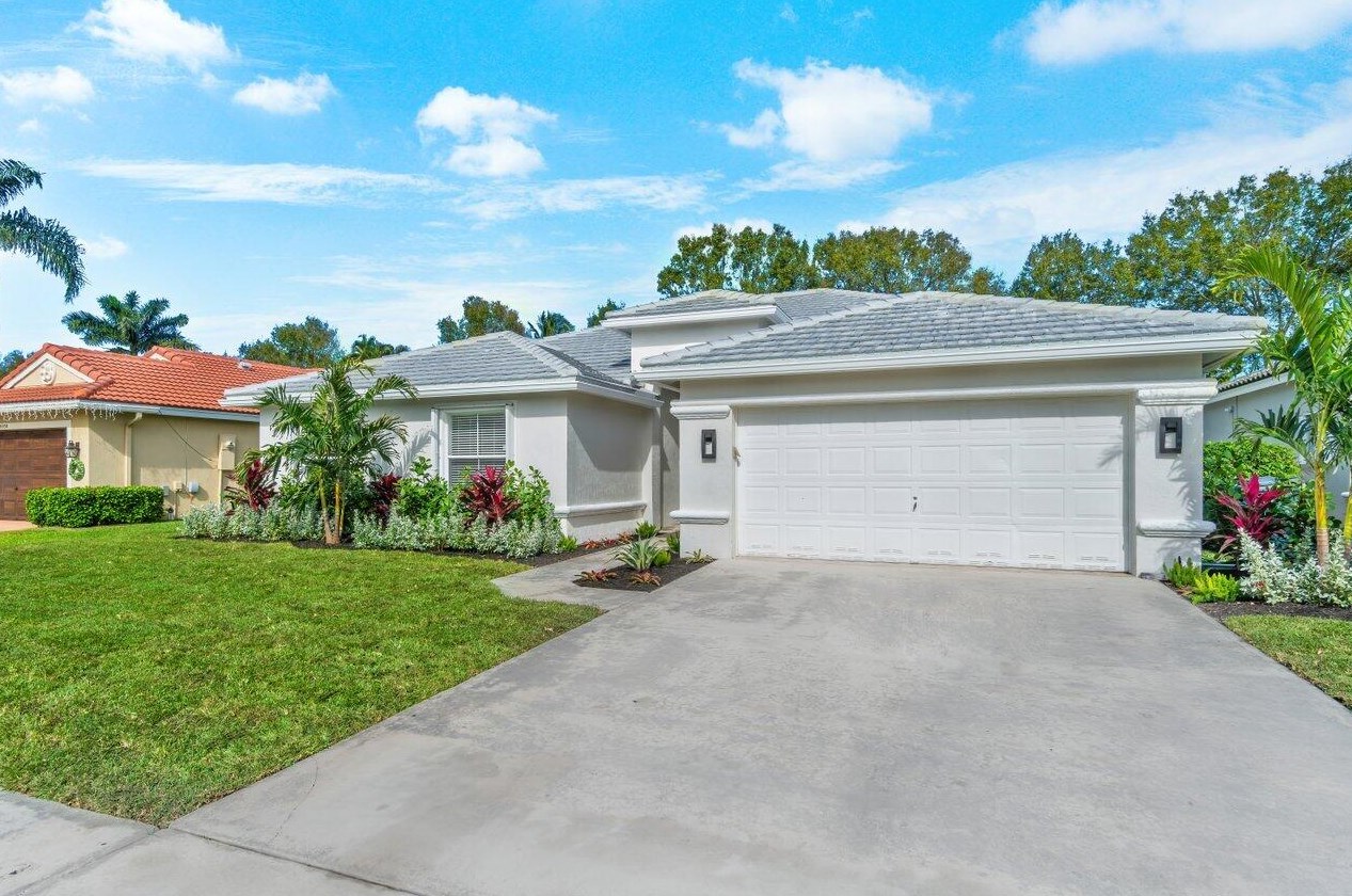 5954 Las Colinas Cir, Lake Worth FL  33463-6559 exterior