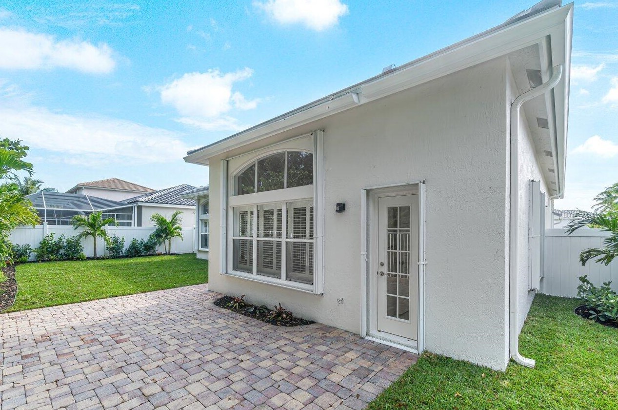 5954 Las Colinas Cir, Lake Worth FL  33463-6559 exterior