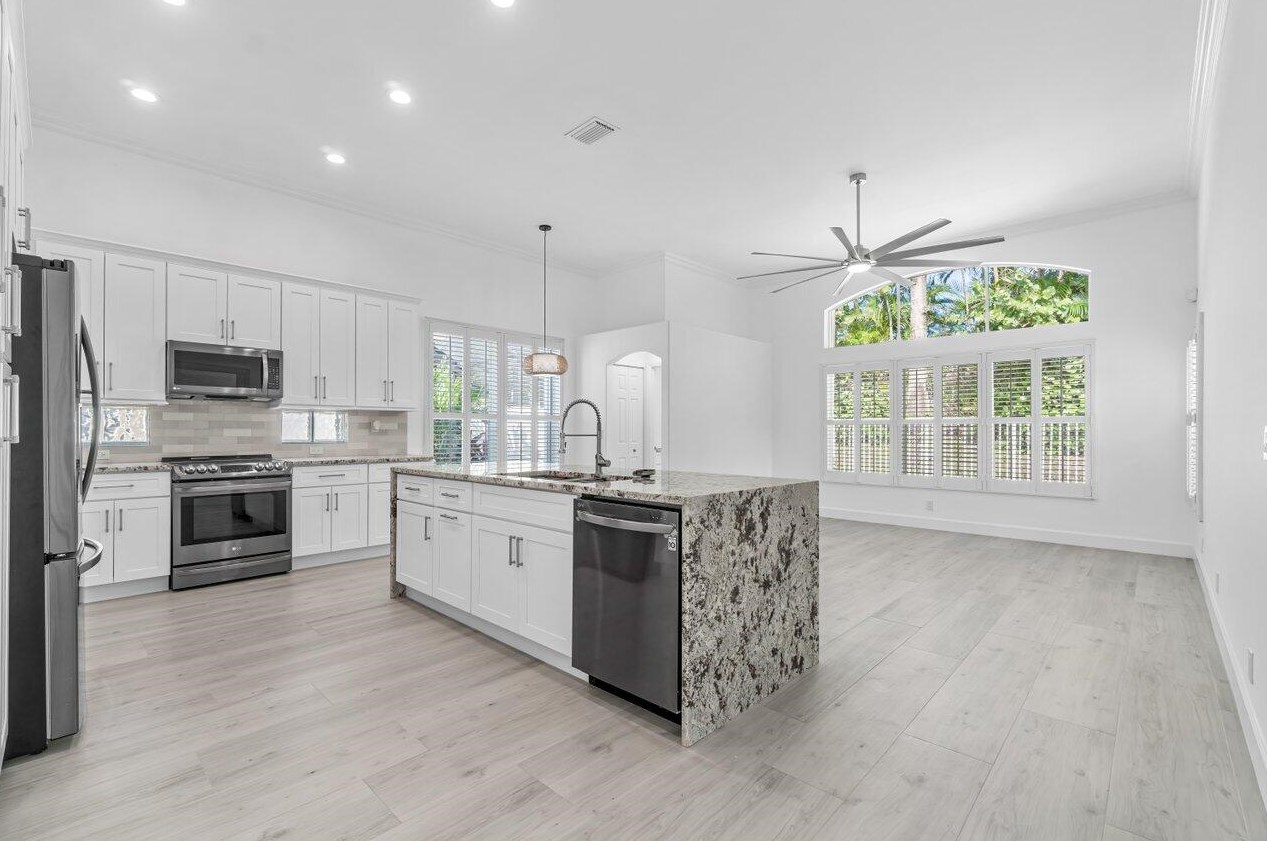 5954 Las Colinas Cir, Lake Worth FL  33463-6559 exterior