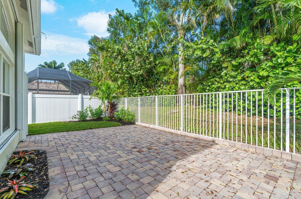 5954 Las Colinas Cir, Lake Worth FL  33463-6559 exterior