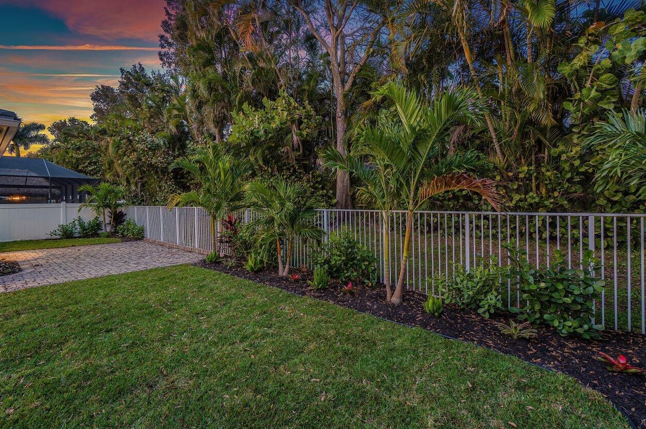 5954 Las Colinas Cir, Lake Worth FL  33463-6559 exterior