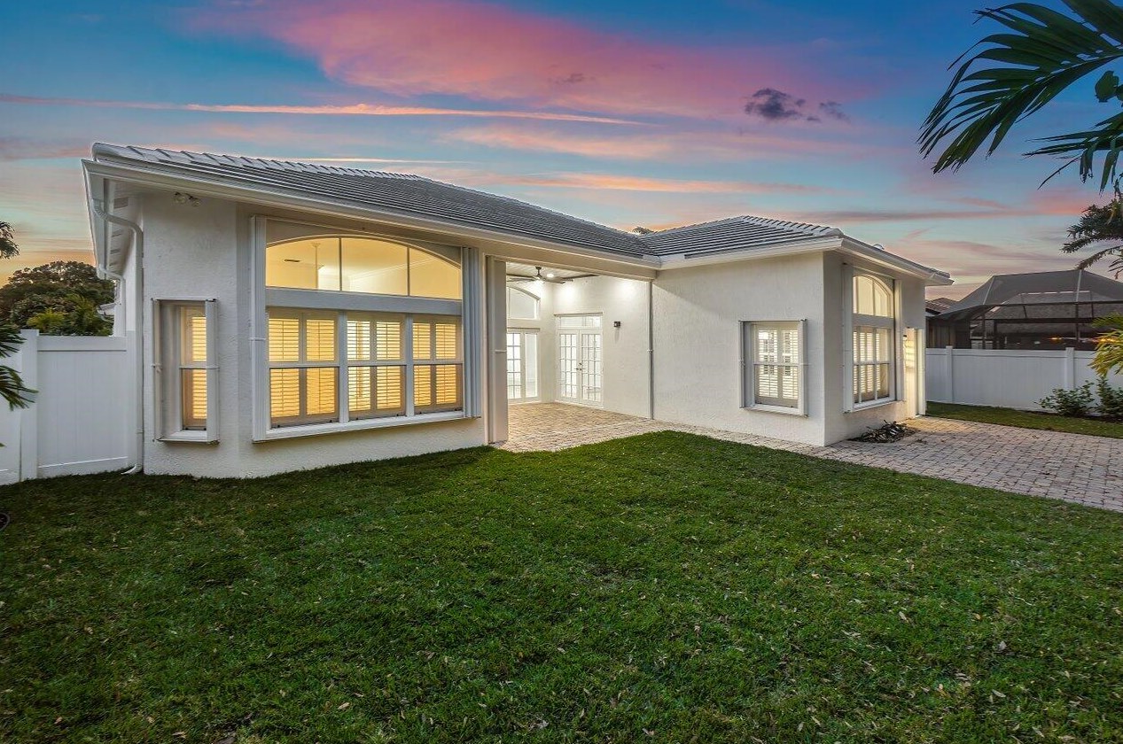 5954 Las Colinas Cir, Lake Worth FL  33463-6559 exterior