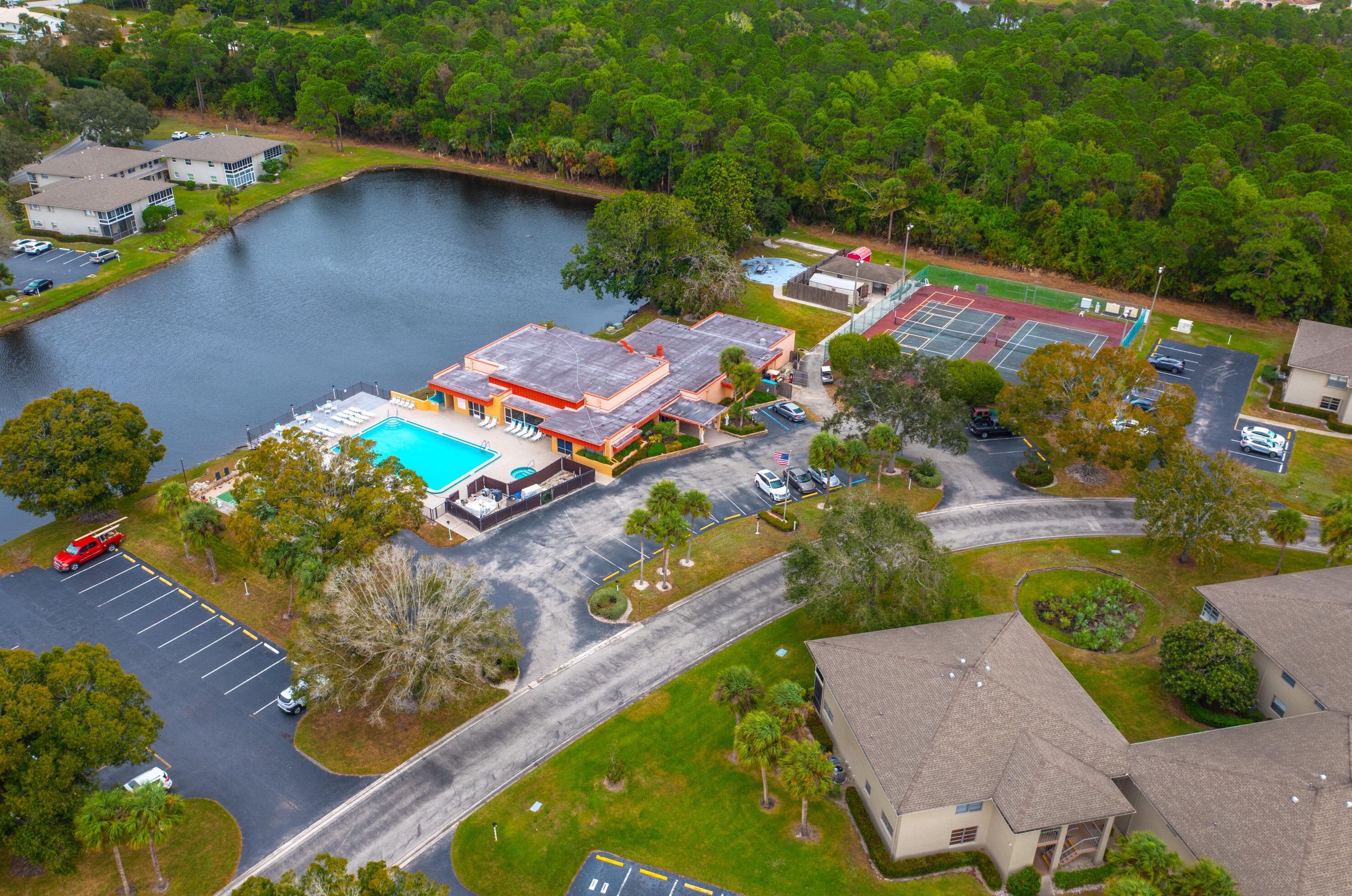 14 Lake Vista Trl, Fort Pierce FL  34952-6335 exterior