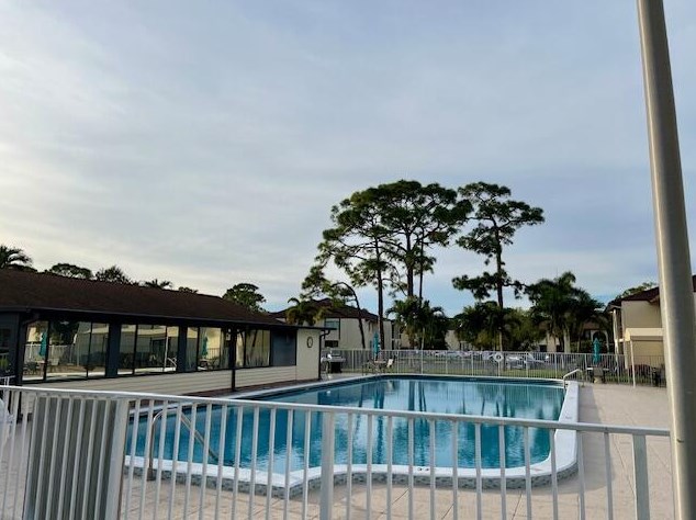 308 Knotty Pine Cir, Lake Worth FL 33463-9177 exterior