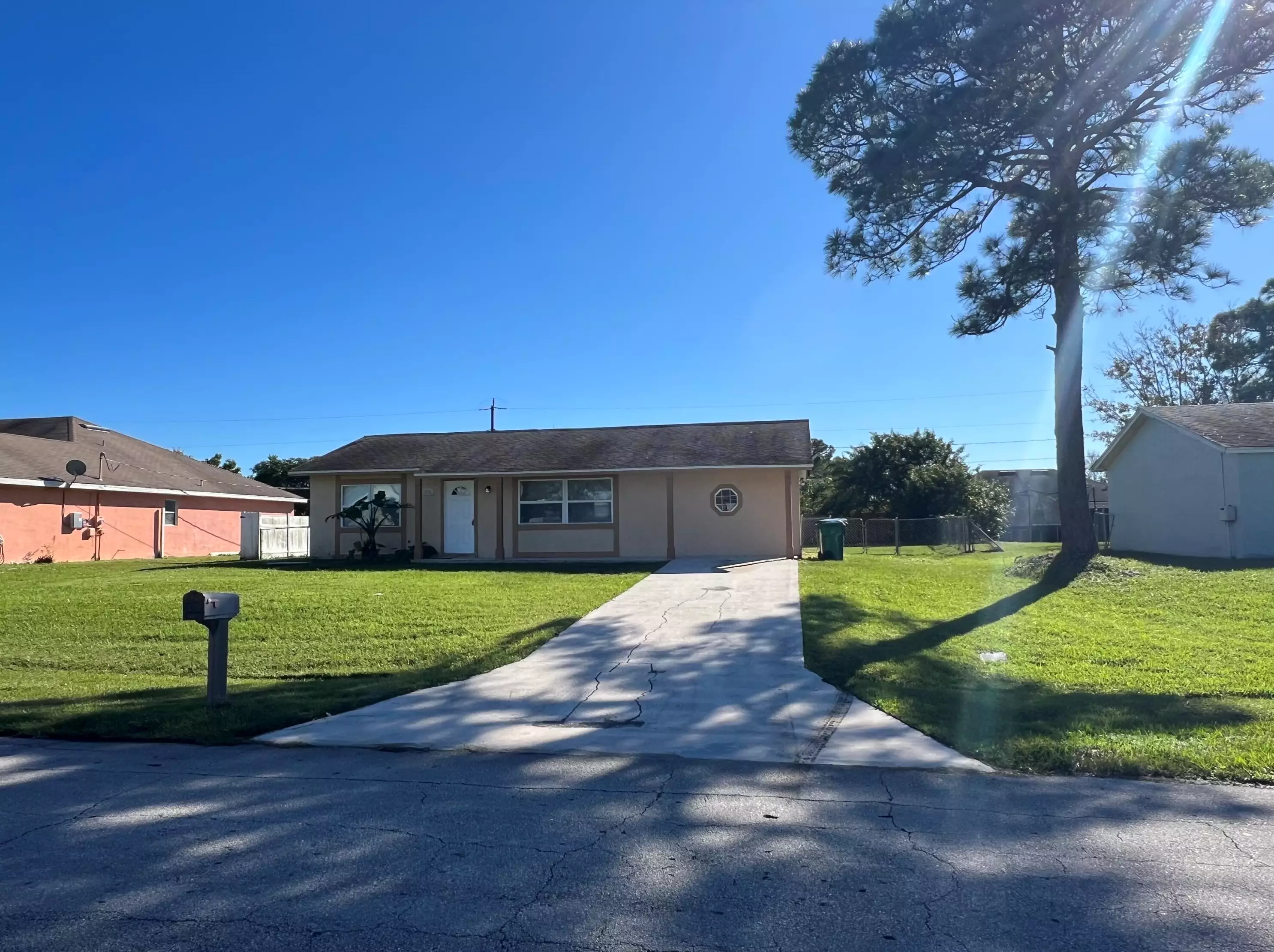 496 Todd Ave, Fort Pierce FL  34983-2914 exterior