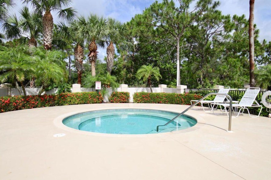 8254 Mulligan Cir, Fort Pierce FL 34986-3308 exterior