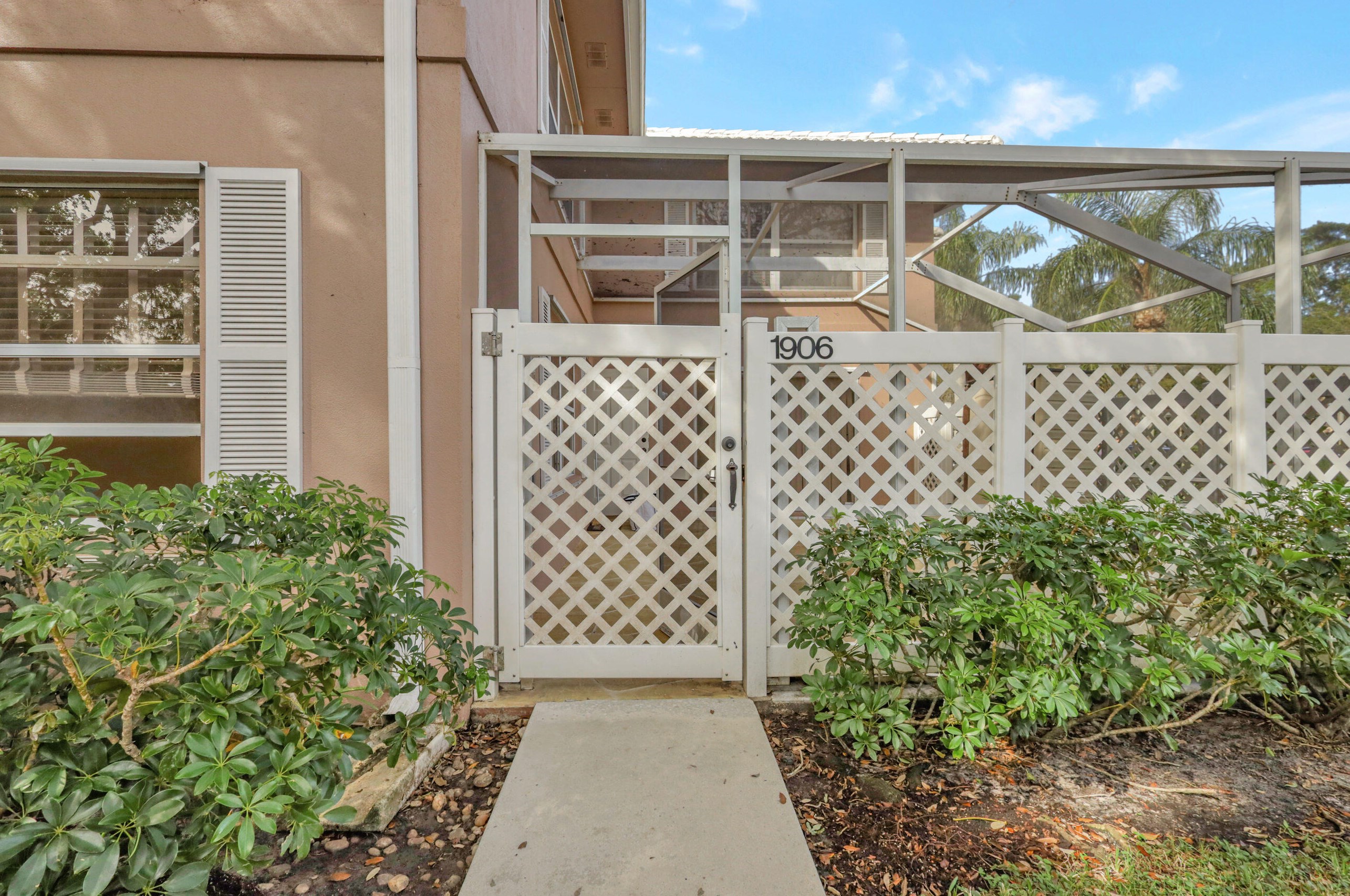 1906 Hartford Ct, West Palm Beach FL  33409-7521 exterior