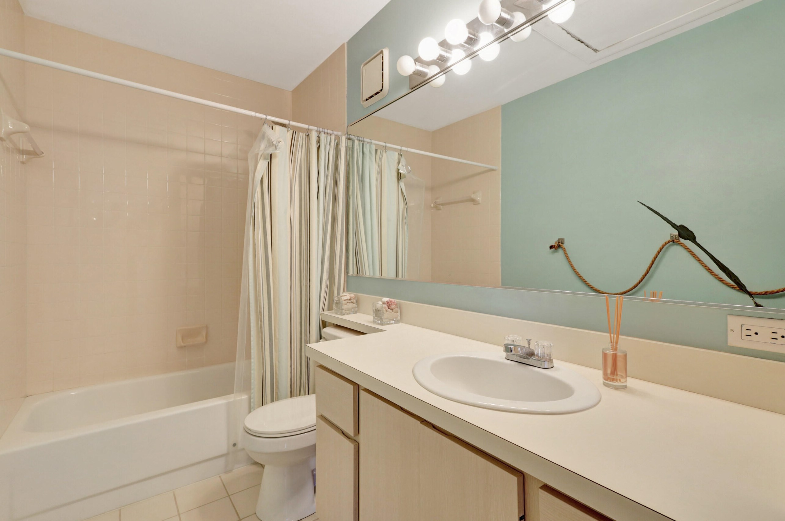 1906 Hartford Ct, West Palm Beach FL  33409-7521 exterior