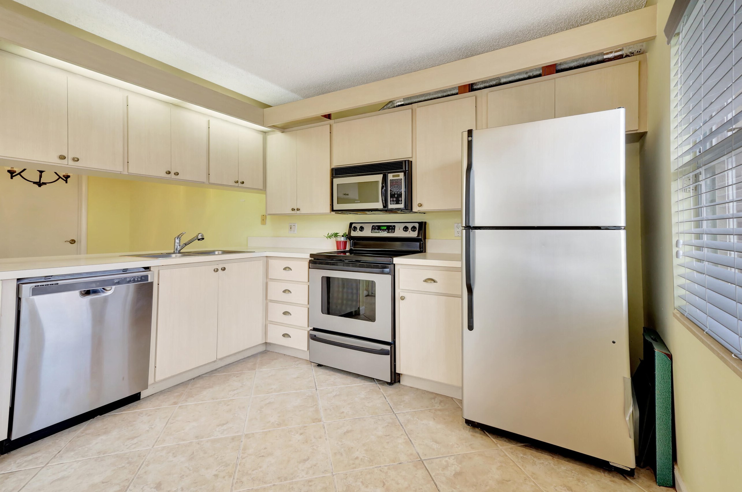1906 Hartford Ct, West Palm Beach FL  33409-7521 exterior