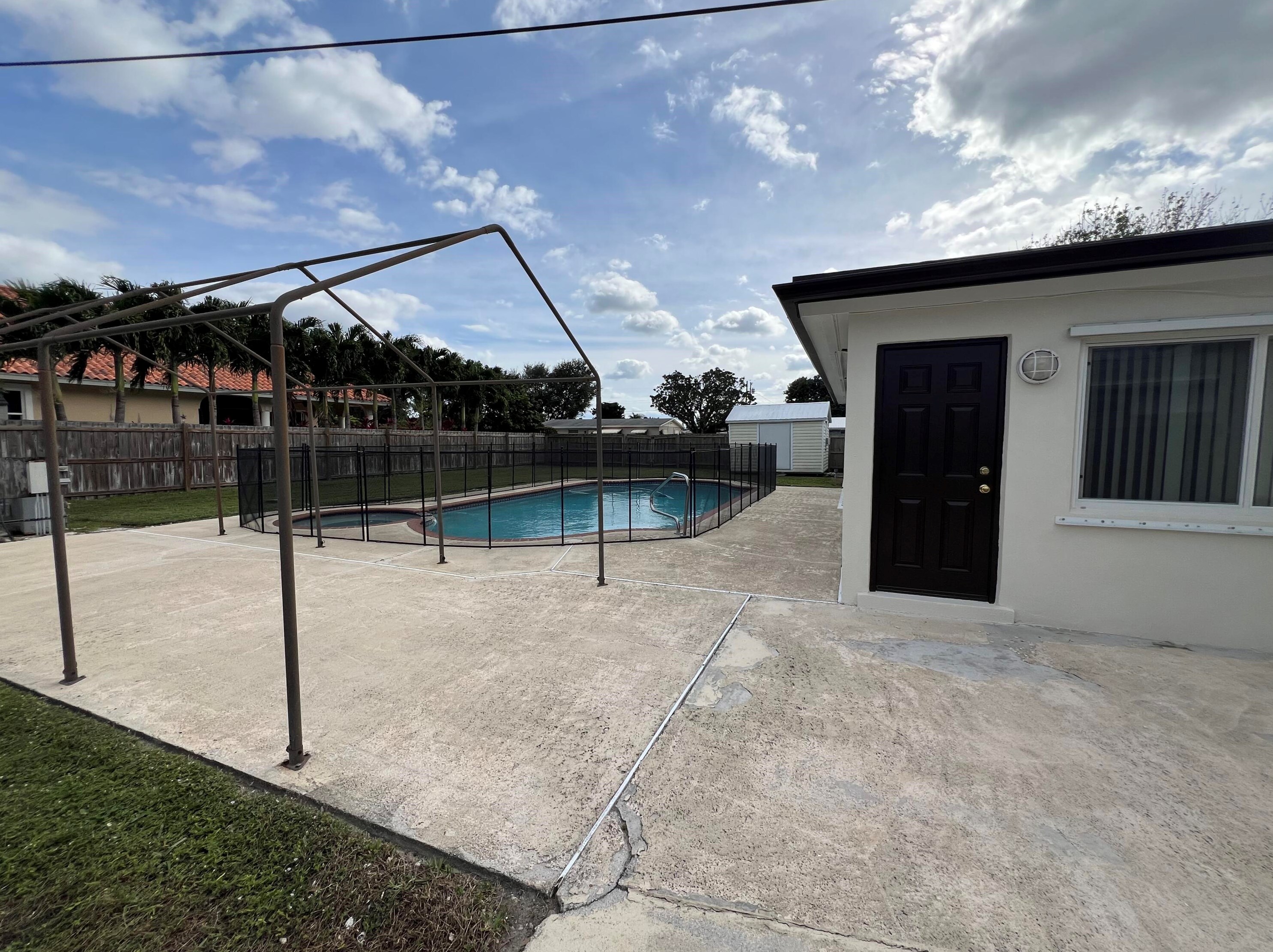 432 Gulfstream Rd, Lake Worth FL 33461-1511 exterior