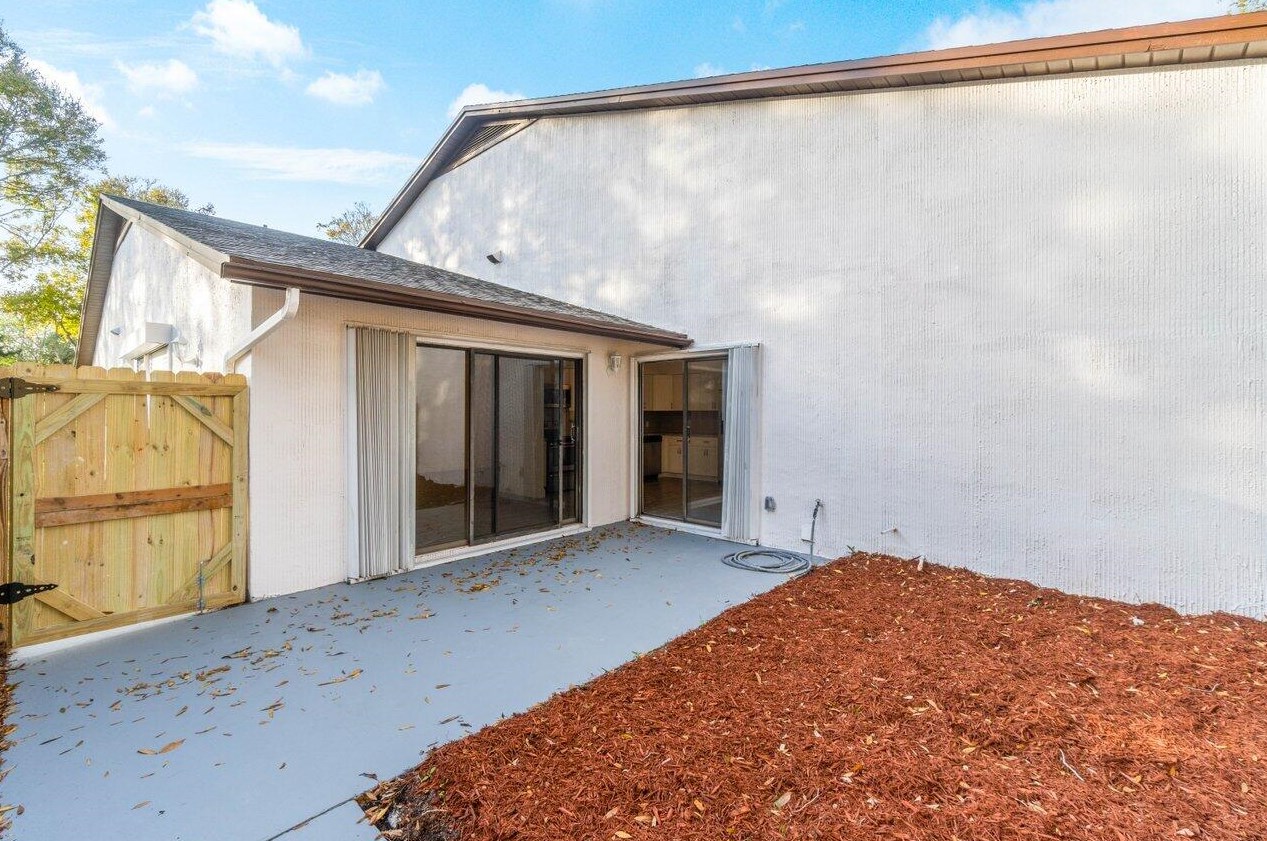 2030 Colonial Rd, Fort Pierce FL  34950-5354 exterior