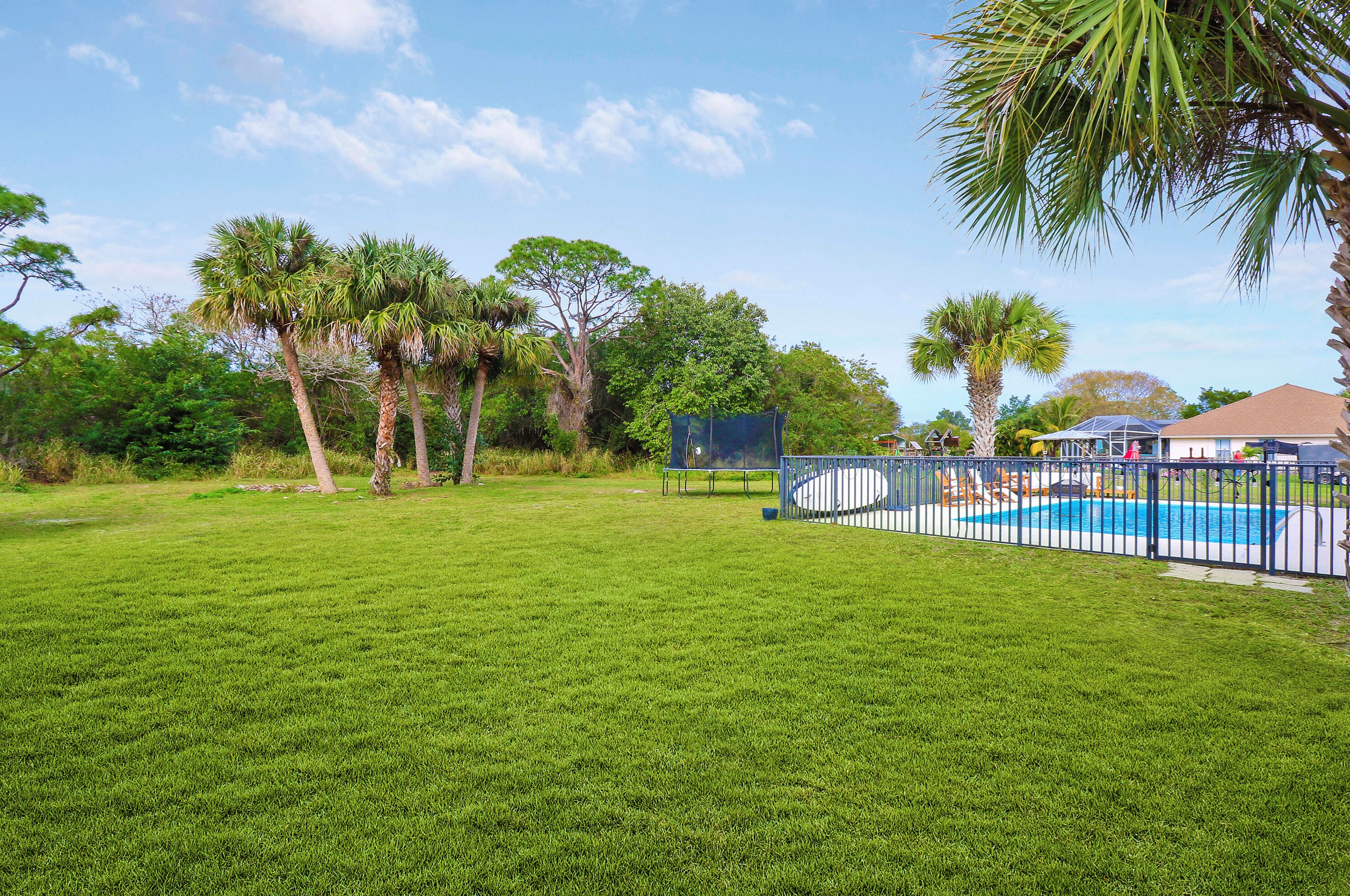 4909 Palmetto Dr, Fort Pierce FL  34982-7168 exterior