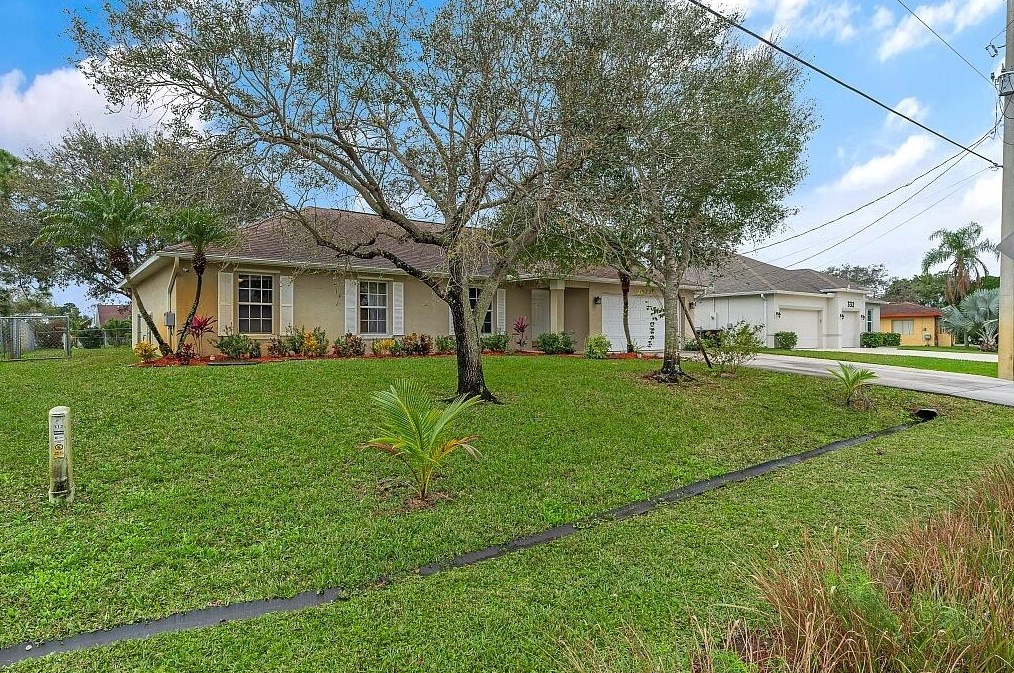 322 Carter Ave, Fort Pierce FL  34983-3006 exterior