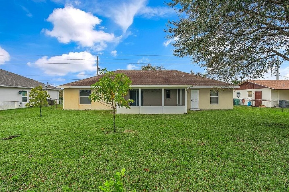 322 Carter Ave, Fort Pierce FL  34983-3006 exterior