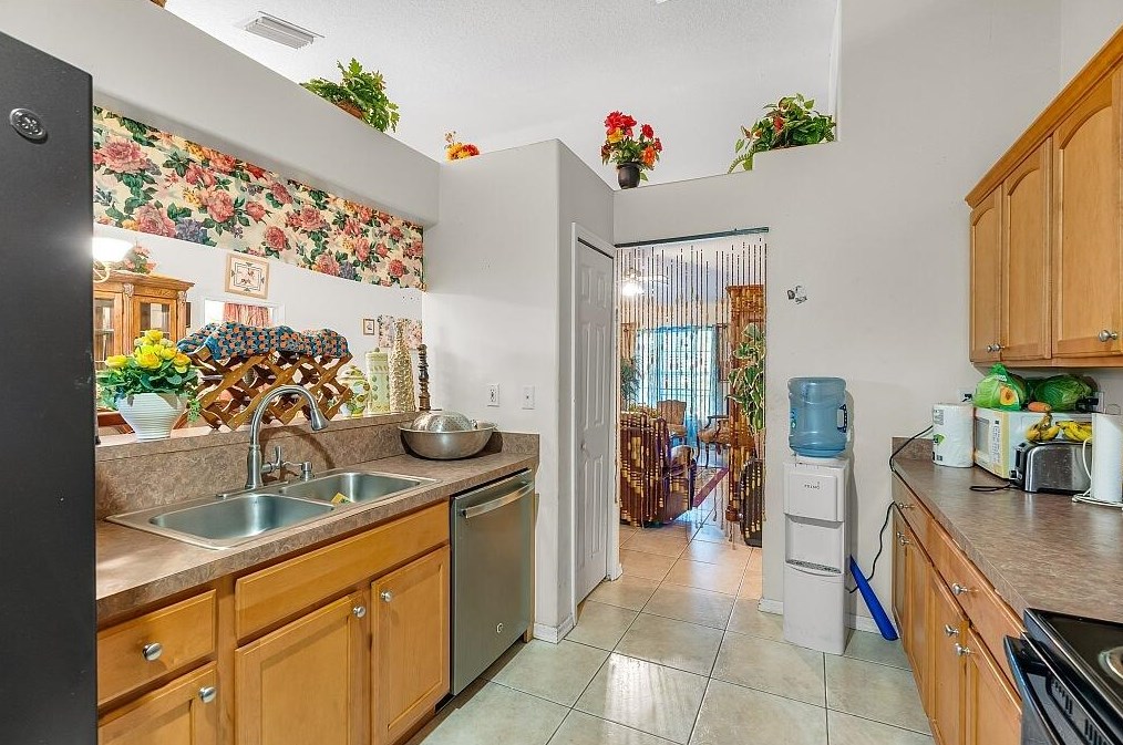 322 Carter Ave, Fort Pierce FL  34983-3006 exterior