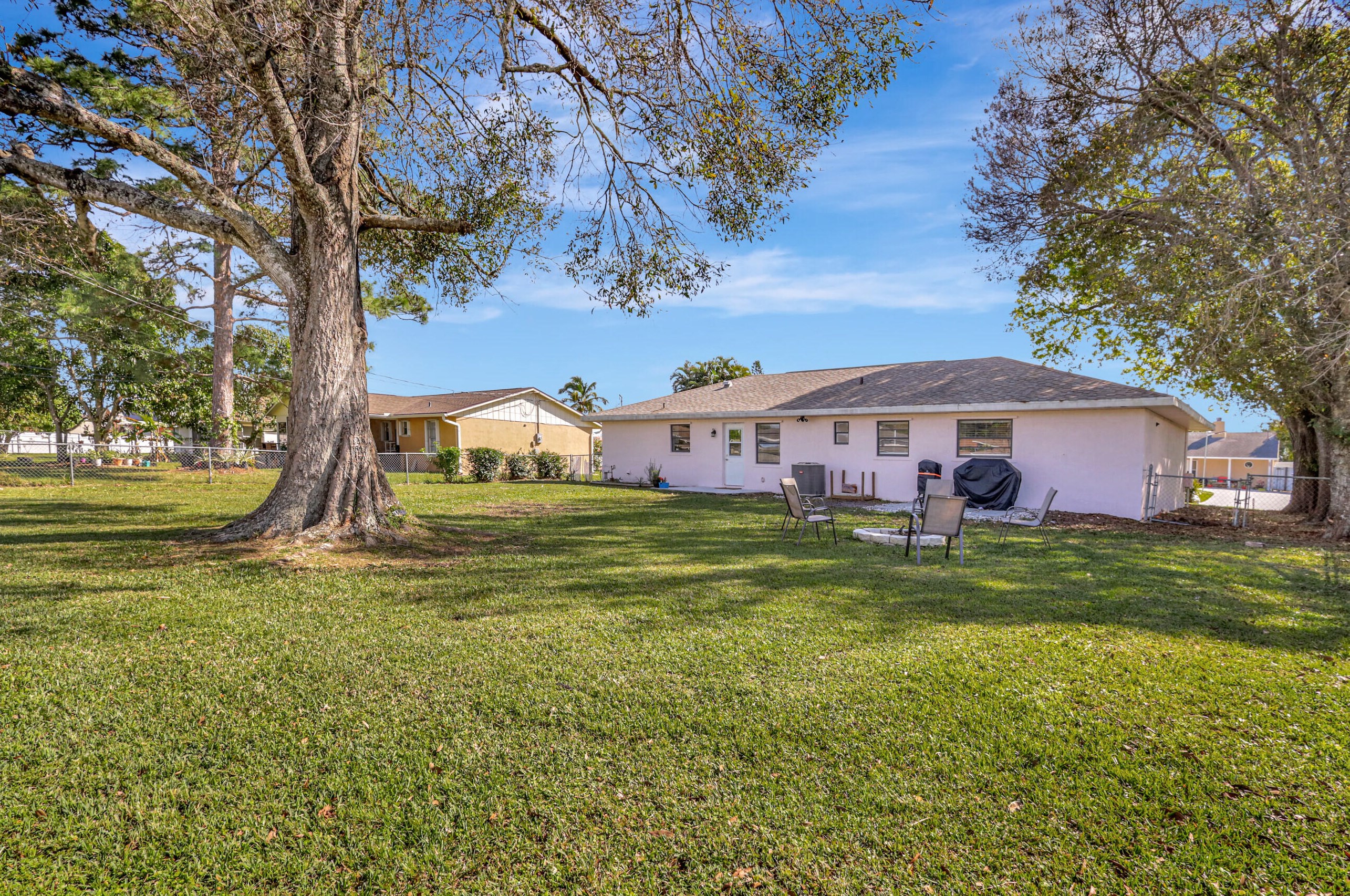 555 Butler Ave, Fort Pierce FL  34983-8738 exterior