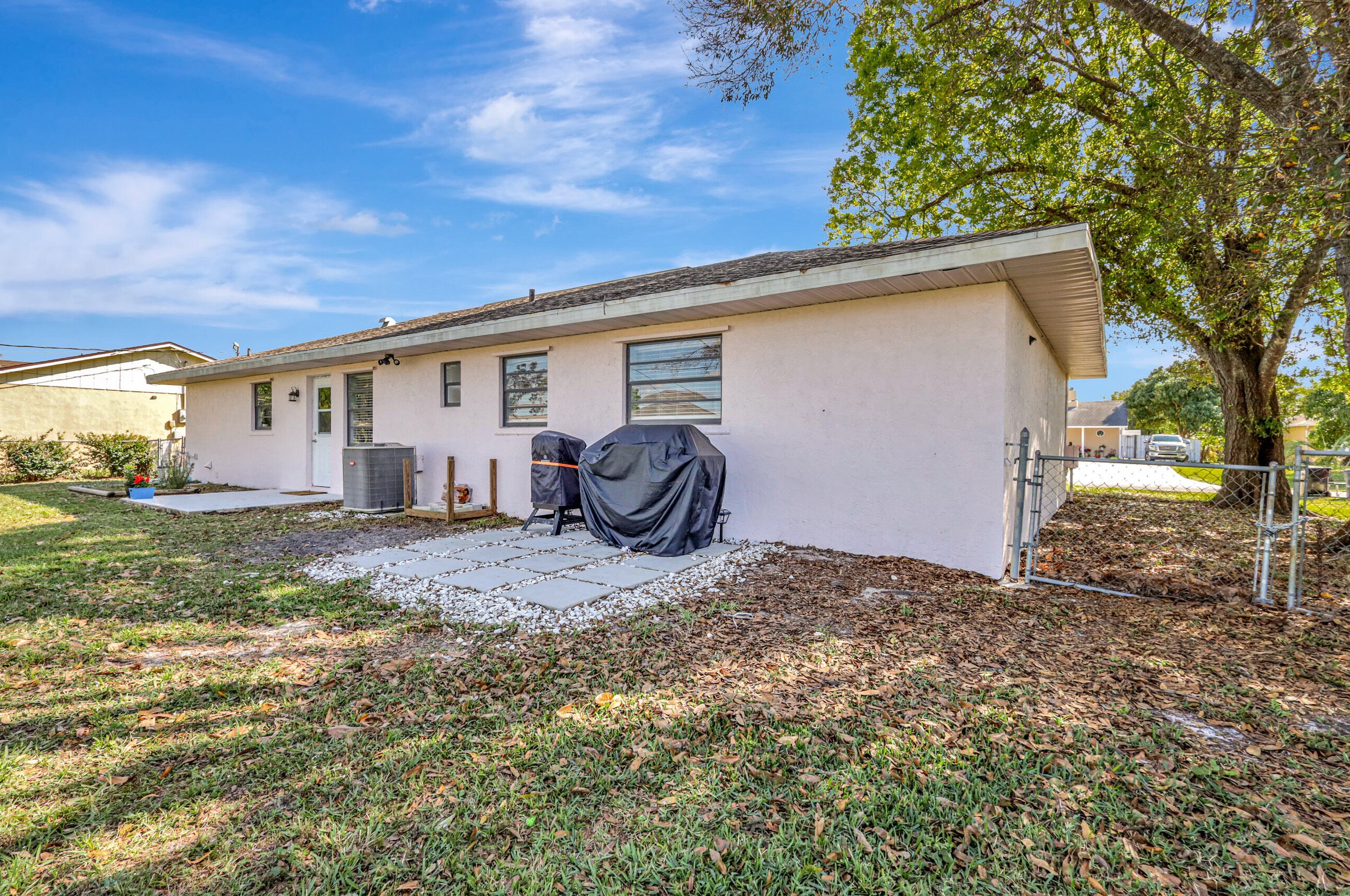 555 Butler Ave, Fort Pierce FL  34983-8738 exterior
