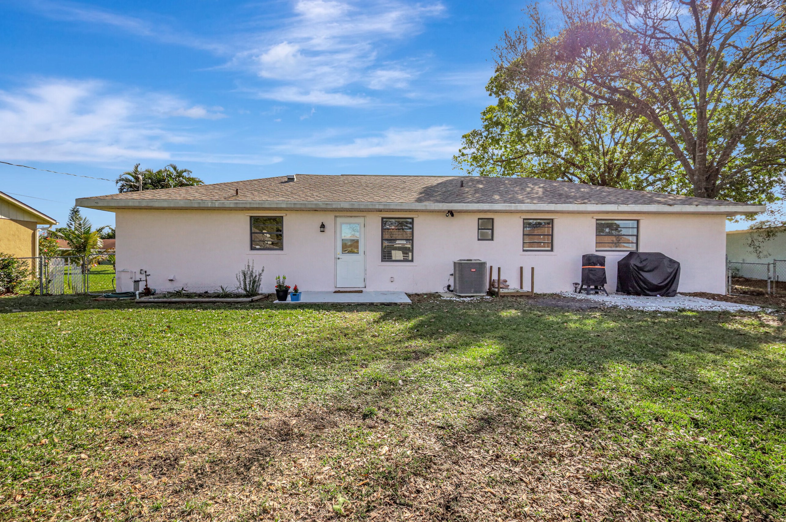 555 Butler Ave, Fort Pierce FL  34983-8738 exterior