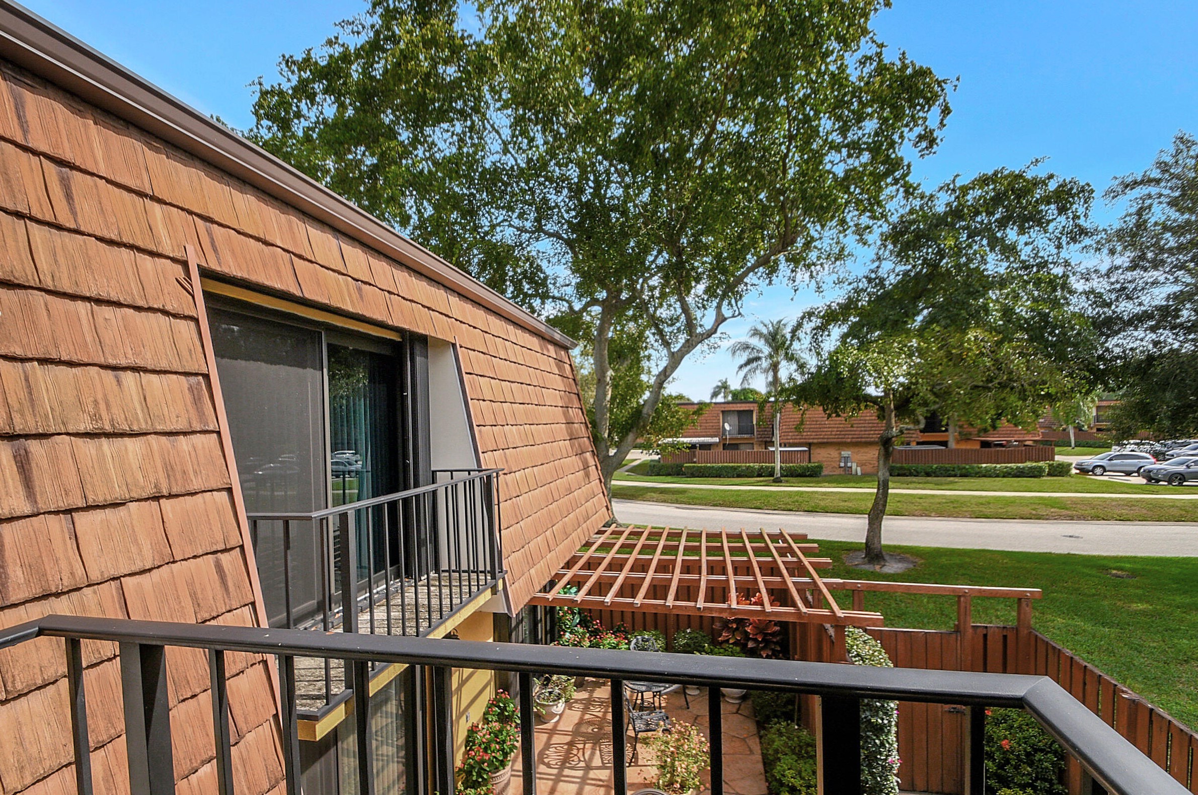 2402 24th Ln, Lake Worth FL  33463-3570 exterior