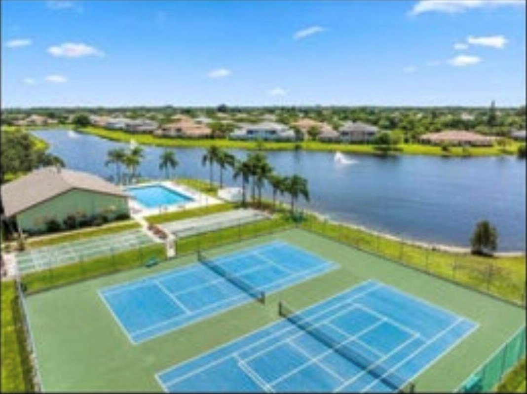 1721 Dove Tail Dr, Fort Pierce FL 34982-8017 exterior