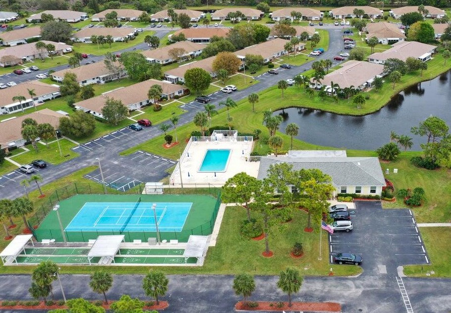 1013 Pheasant Run Dr, Fort Pierce FL 34982-6782 exterior