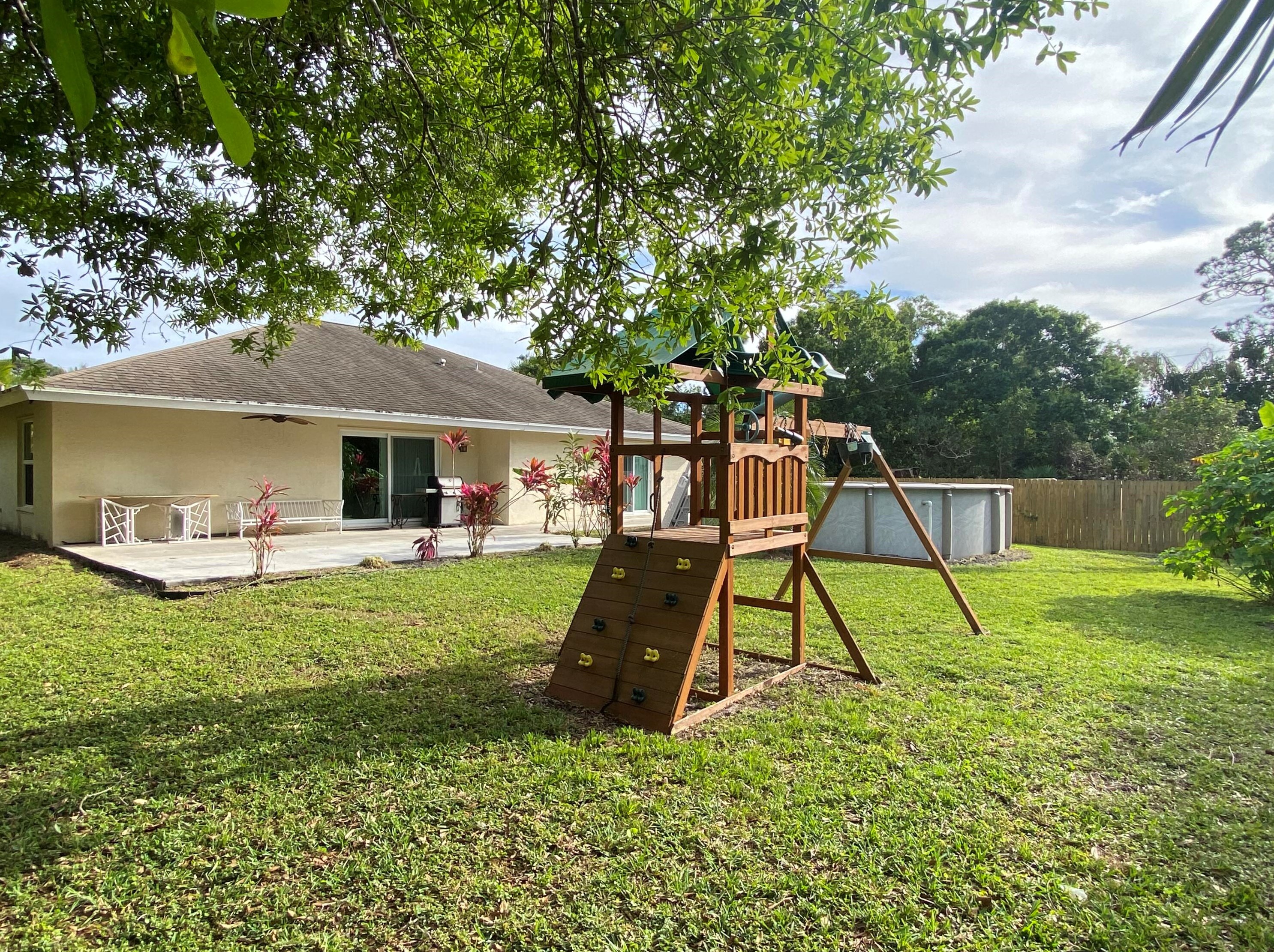 756 Jordan Ter, Fort Pierce FL 34983-1272 exterior