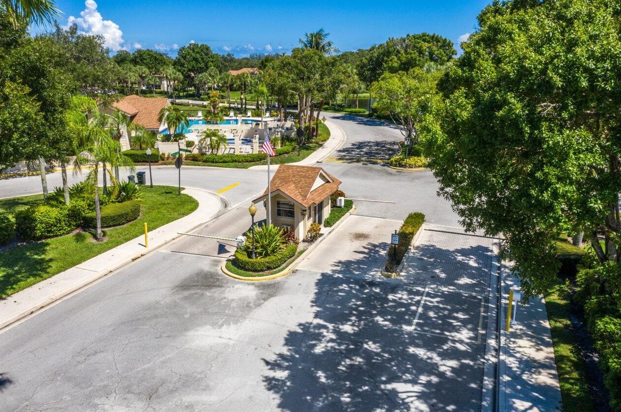 4003 Medford Ct, Boynton Beach FL 33436-9062 exterior