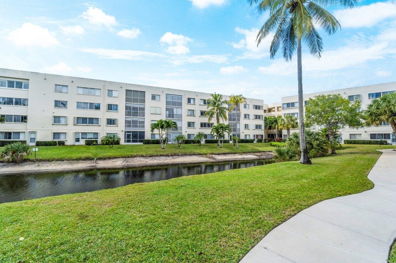 3178 Via Poinciana, Lake Worth FL  33467-1997 exterior