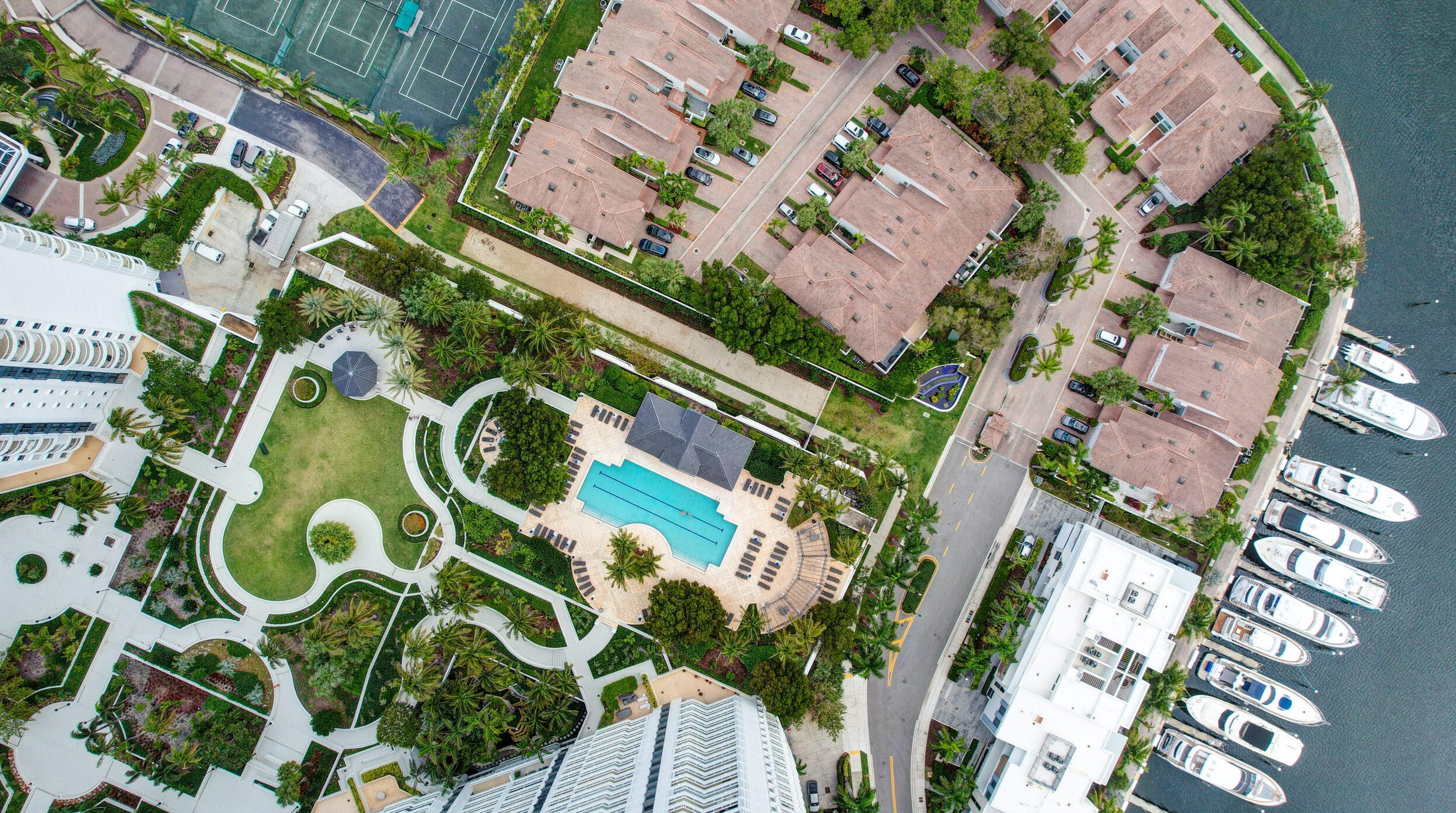 21055 Yacht Club Dr, Miami FL exterior