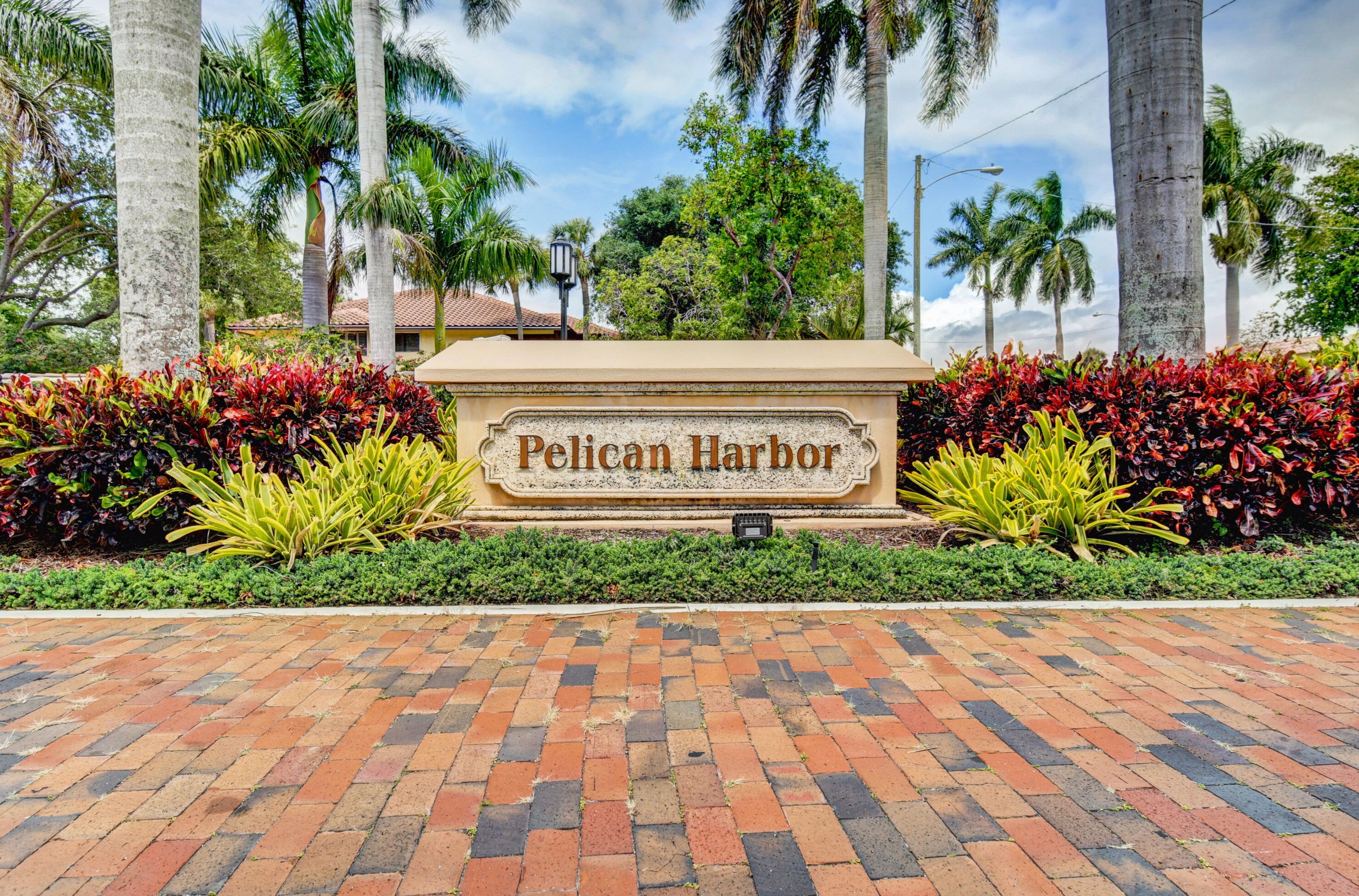 270 Captains Walk, Delray Beach FL  33483-8087 exterior