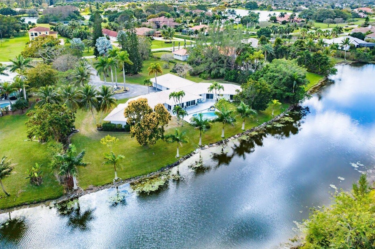 6975 Calumet Cir, Lake Worth FL 33467-7005 exterior