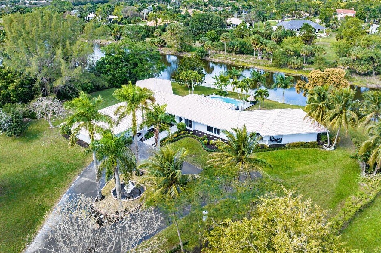 6975 Calumet Cir, Lake Worth FL 33467-7005 exterior