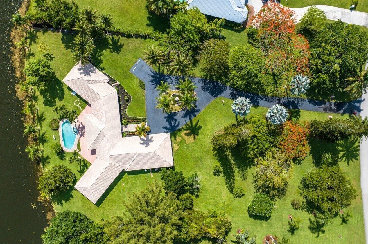 6975 Calumet Cir, Lake Worth FL 33467-7005 exterior