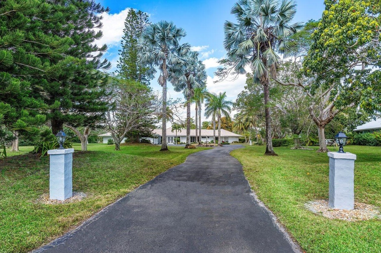 6975 Calumet Cir, Lake Worth FL 33467-7005 exterior