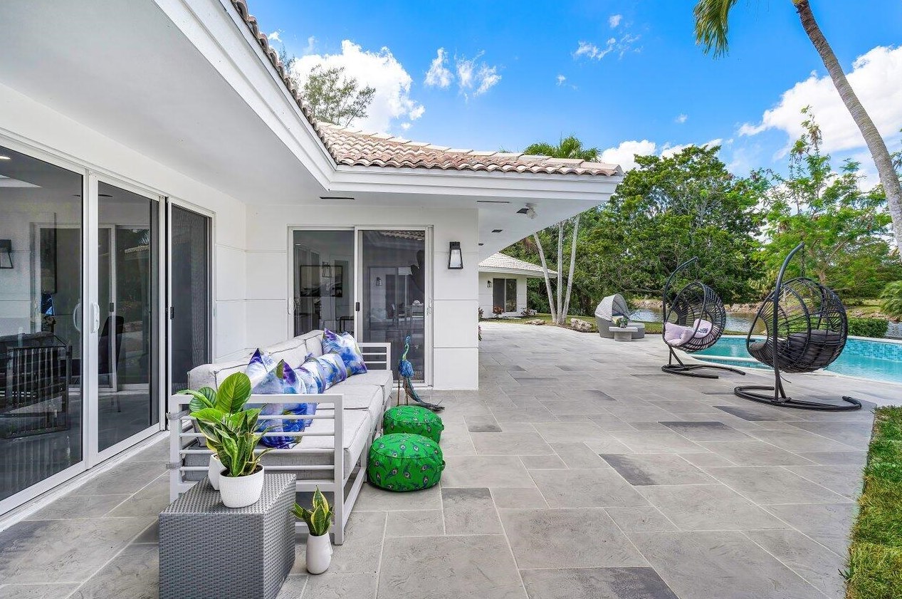 6975 Calumet Cir, Lake Worth FL 33467-7005 exterior