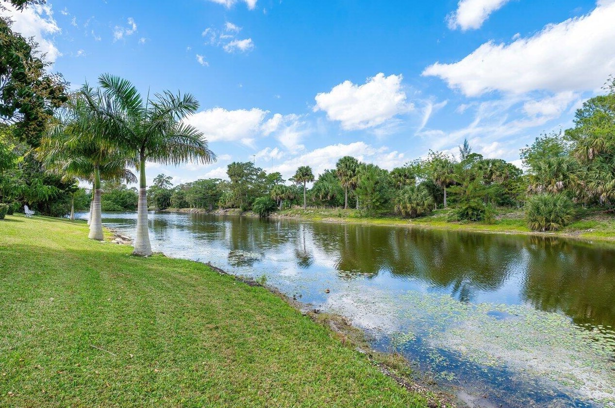 6975 Calumet Cir, Lake Worth FL 33467-7005 exterior