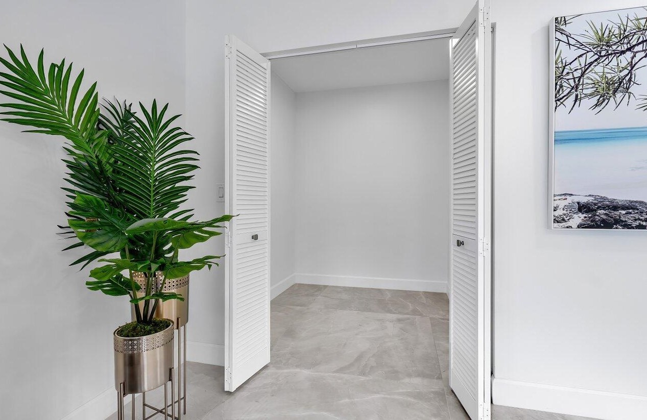 6975 Calumet Cir, Lake Worth FL 33467-7005 exterior