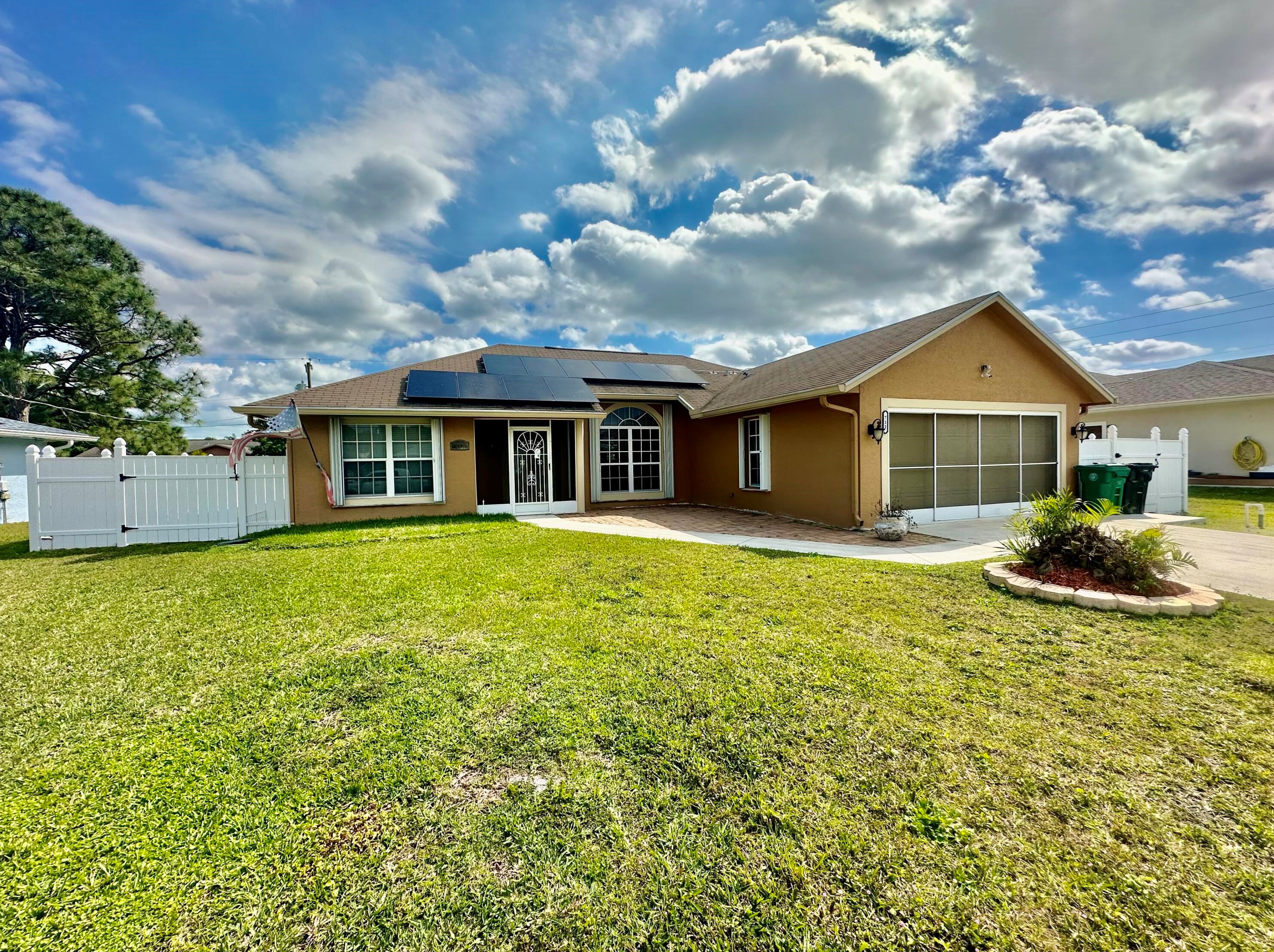 711 Virginia St, Fort Pierce FL  34983-1148 exterior