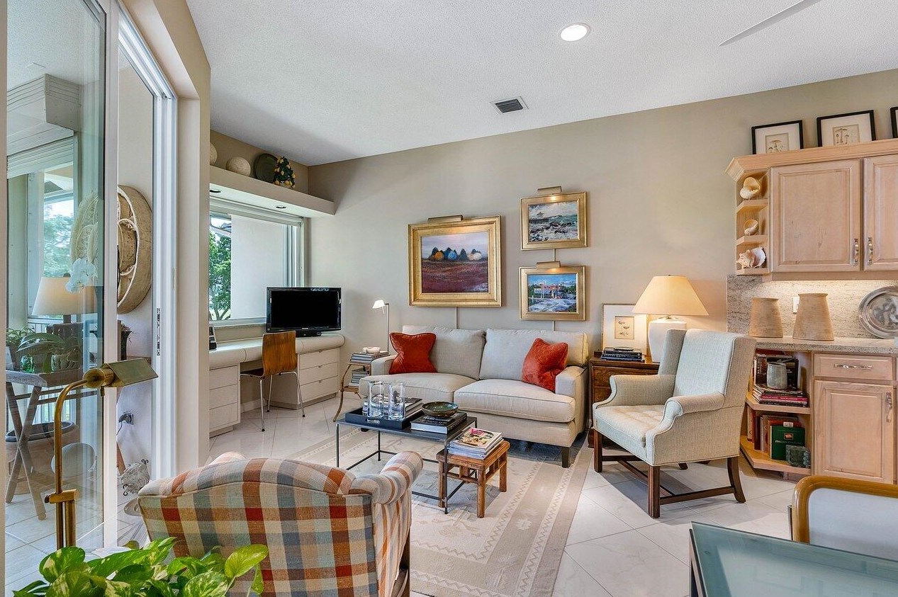 196 Orange Tree Dr, Lake Worth FL 33462-1185 exterior