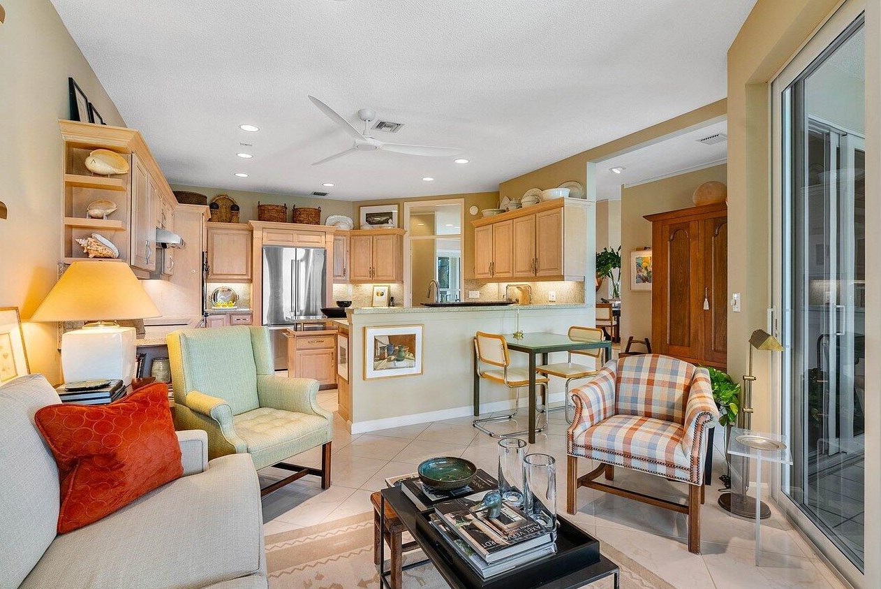 196 Orange Tree Dr, Lake Worth FL 33462-1185 exterior