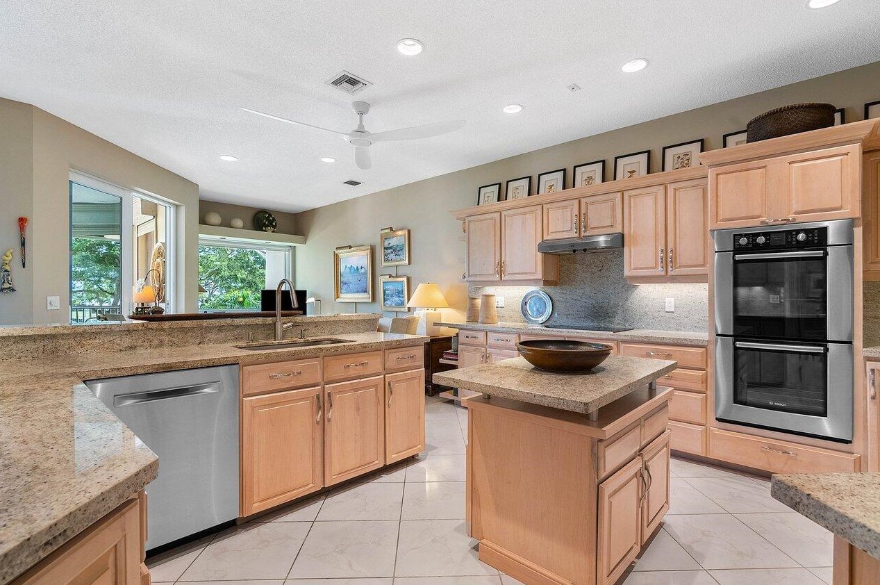 196 Orange Tree Dr, Lake Worth FL 33462-1185 exterior