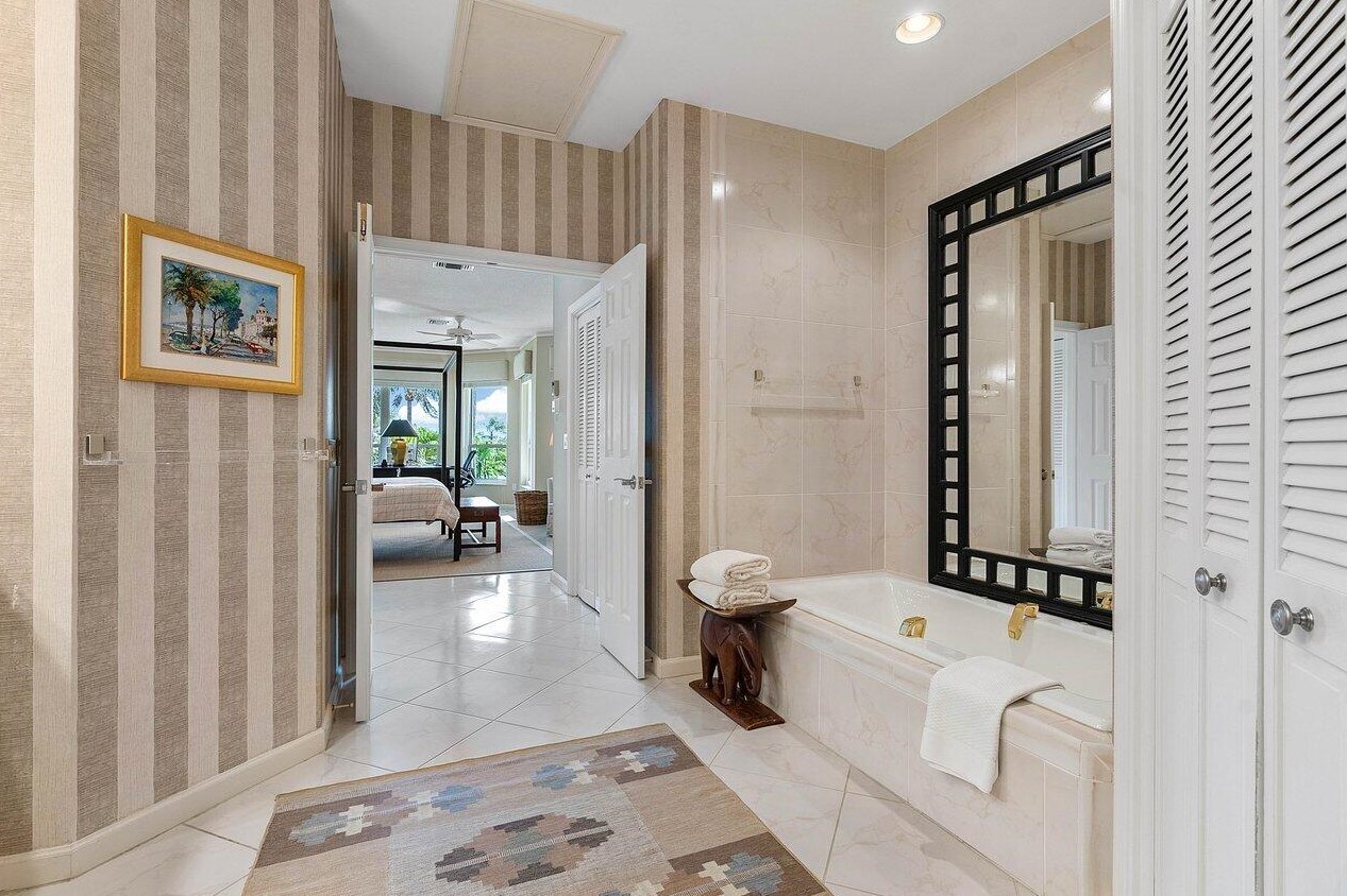 196 Orange Tree Dr, Lake Worth FL 33462-1185 exterior